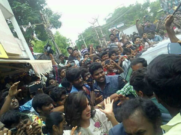 ലാത്തി ചാര്‍ജ്ജ് പ്രയോഗിച്ചു