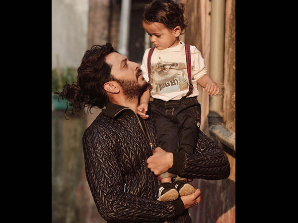  റിതേഷ് ദേശ്മുഖും റിയാനും