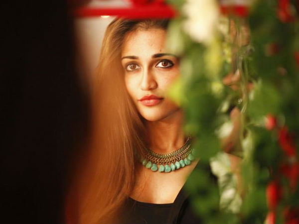കീ യില്‍ മാധ്യമപ്രവര്‍ത്തക