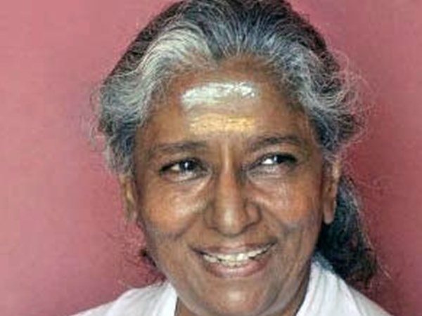 വിവിധ ഭാഷകളിലായി പാടി