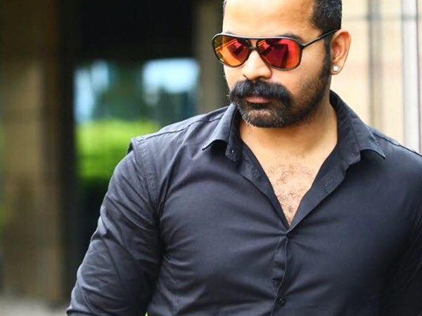 സിനിമയിലേക്ക്