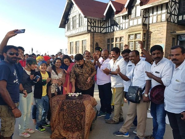 കേക്ക് മുറിച്ചു