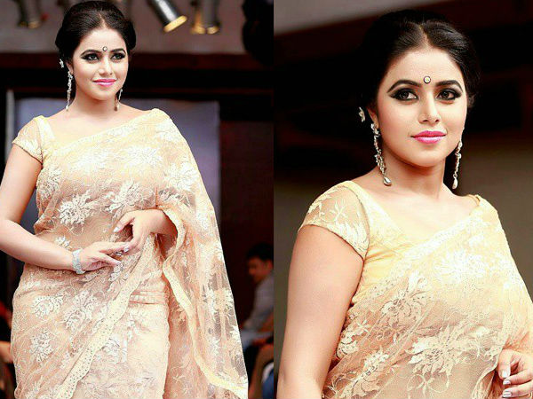 നര്‍ത്തകിയായിട്ട് തുടങ്ങി