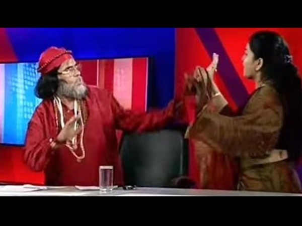 ലൈവ് ഷോയില്‍ സ്ത്രീയെ അടിച്ചു