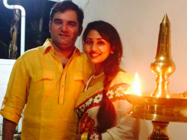 നവ്യ നായരും കുടുംബവും