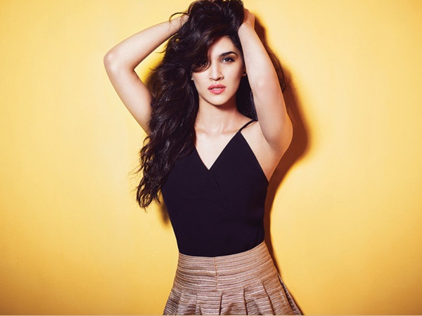 നോട്ടു വസ്ത്രമണിഞ്ഞ് സോഷ്യല്‍ മീഡിയയില്‍