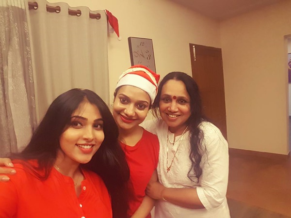 അമ്മയ്‌ക്കൊപ്പം