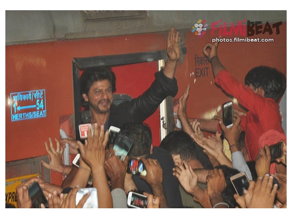 ആളുകള്‍ ട്രെയിനിനു പിന്നാലെ ഓടി