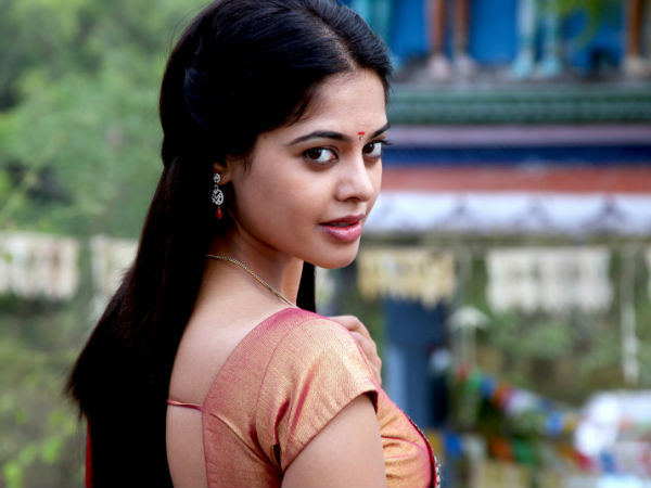 ആരാണ് നടി?