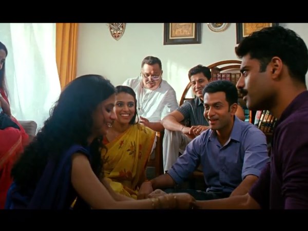 നെയില്‍ പോളിഷ് ഉണക്കുമ്പോള്‍ മാത്രമാണ് ഒരു സ്ത്രീ നിസ്സഹായയാവുന്നത്