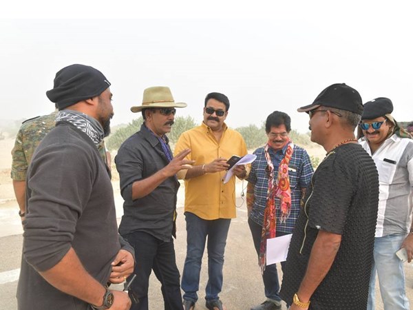 ക്യാമറയ്ക്ക് പിന്നില്‍