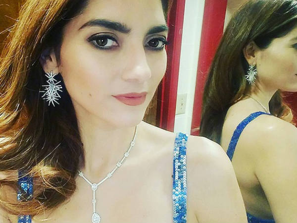 ചിരിച്ചുകൊണ്ട് നടി