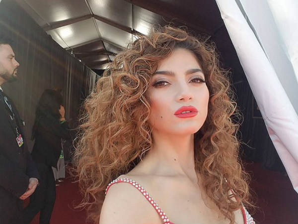 ചിരിച്ചുകൊണ്ട് നടി