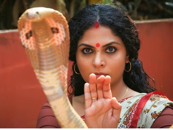 പാമ്പിനെ കൈയിലെടുത്തു