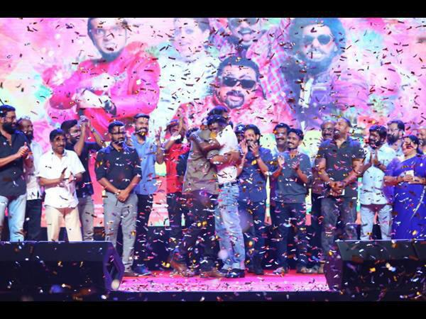 സന്തോഷത്തോടെ താരങ്ങള്