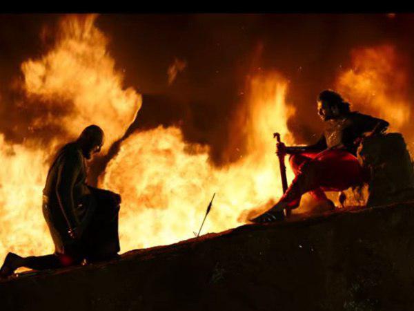 ആളിക്കത്തുന്ന അഗ്നിയുടെ പശ്ചാത്തലം