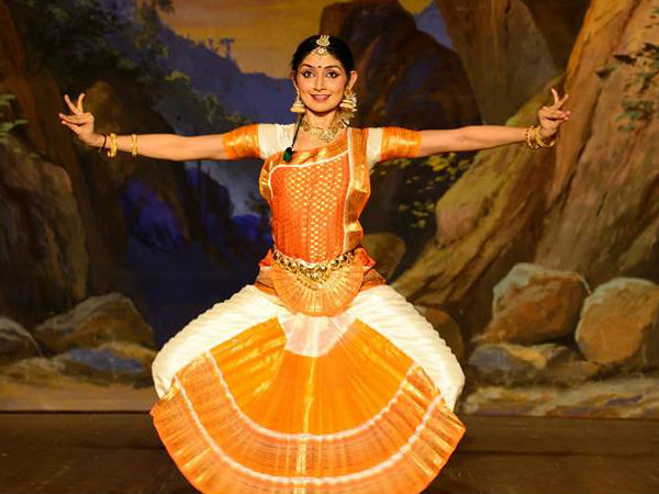 നൃത്തം പഠിക്കുന്നു