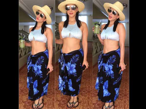  നീല കളര്‍ ബീച്ച് വിയര്‍ 