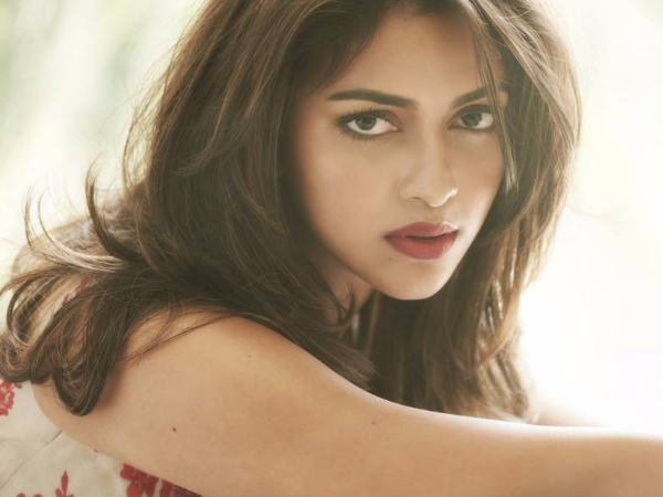 രതീഷ് വേഗയുടെ നിര്‍ബന്ധത്തിന് വഴങ്ങി