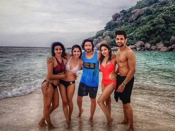 സ്രിതി ഝാ, ലീന ജുമാനി, ചാരു മെഹ്‌റ