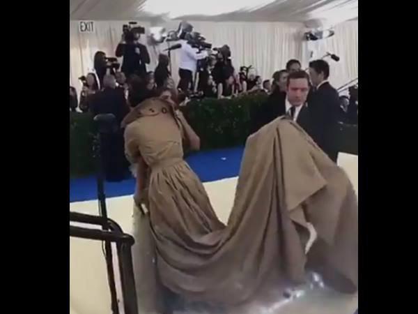  തുണി പൊക്കി പിടിക്കാന്‍ വേണ്ടി ഒരാള്‍ 