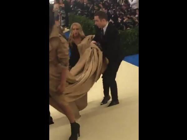 നീണ്ടു കിടക്കുന്ന വസ്ത്രം