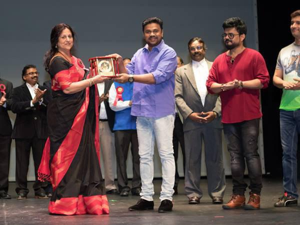 ചിരിച്ച് ഉല്ലസിക്കാം