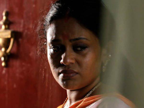 ക്യാമറയ്ക്ക് മുന്നിലെത്തി