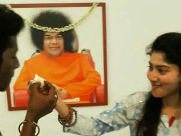 കേക്ക് നല്‍കുന്നു