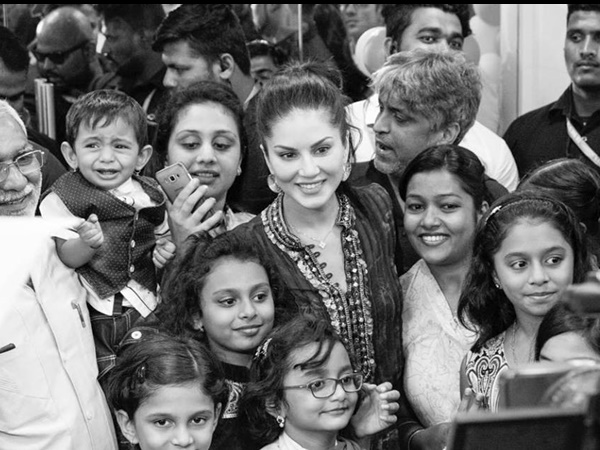 ആരാധകര്‍ക്കൊപ്പം