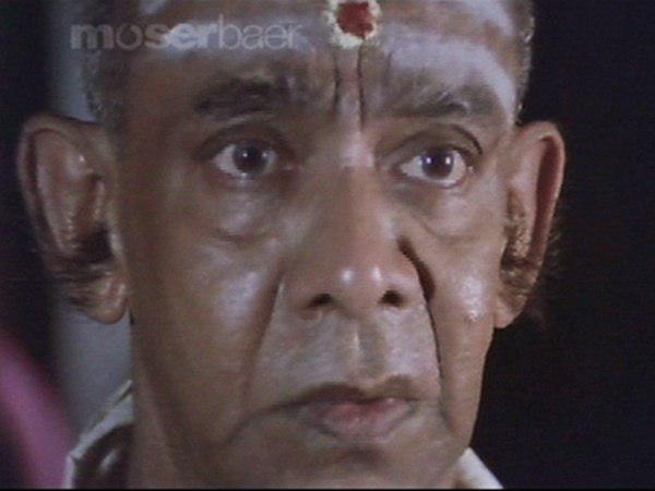 സ്വകാര്യ ബസ്സില്‍ കണ്ടക്ടറായ കുഞ്ഞാലു