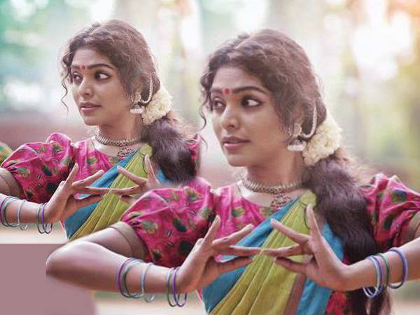 നായകനെ നോക്കിയല്ല