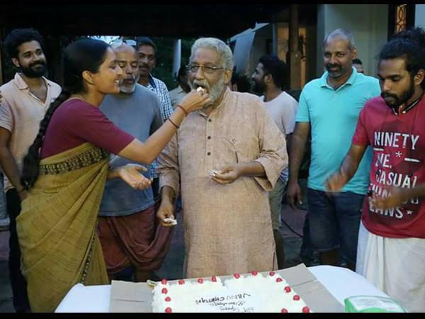  കേക്ക് നല്‍കുന്ന മഞ്ജു വാര്യര്‍