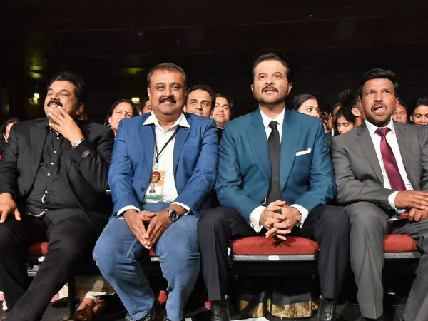 എല്ലാവരും എഴുന്നേറ്റു..