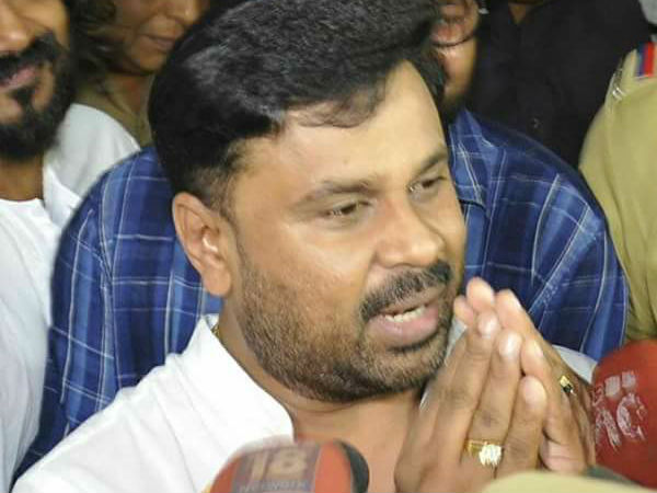 ദിലീപിനെ കാത്തിരുന്നു