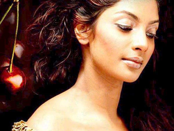 അവതാരകയായി തുടക്കം