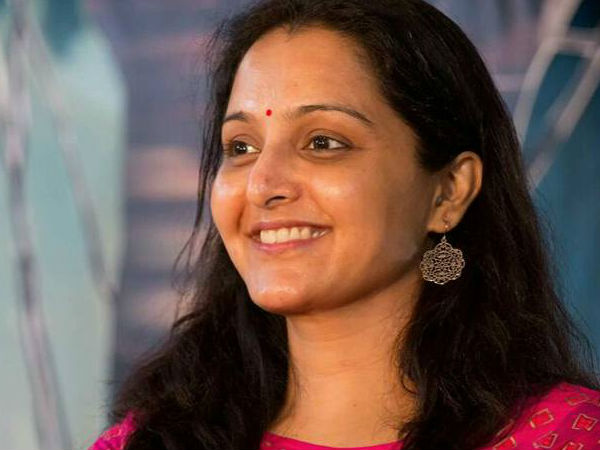 മഞ്ജു നോക്കുന്നത്