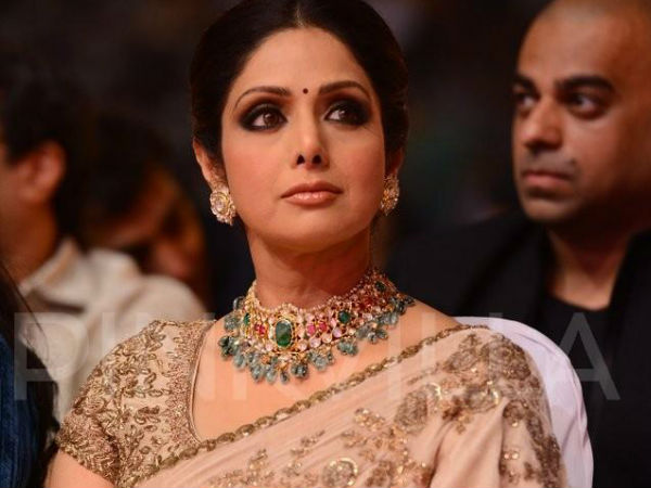   പൊട്ടിക്കരഞ്ഞു