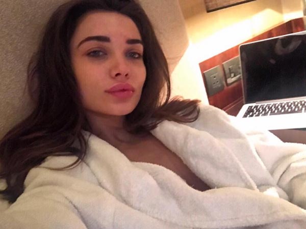 ഹോട്ട് ചിത്രം 