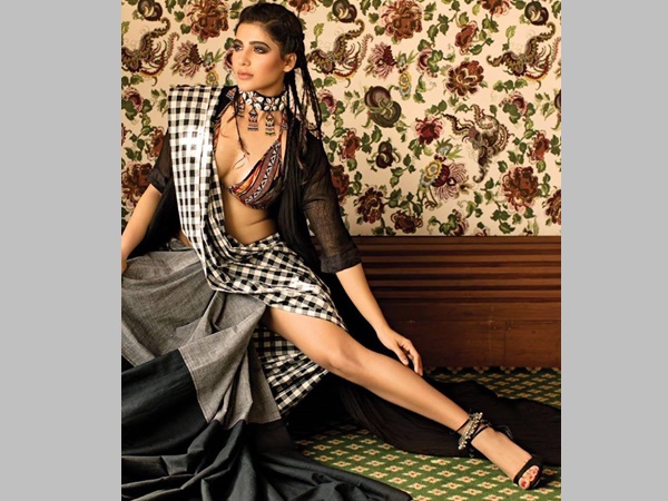 കവര്‍ ഗേള്‍ ഹോട്ടാകണം