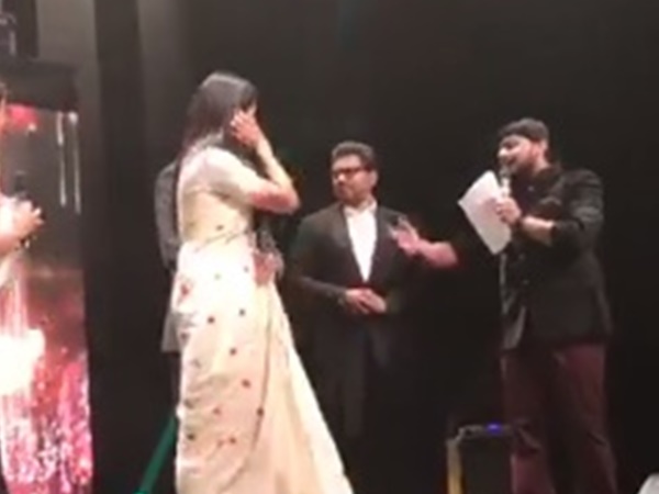 അവാര്‍ഡ് സമര്‍പ്പിക്കുന്നു