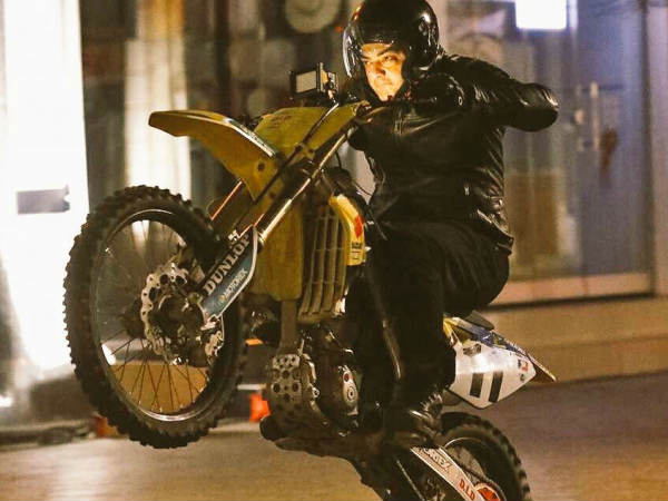 ഡ്യൂപ്പില്ലാത്ത ബൈക്ക് സ്റ്റണ്ടിംഗ്