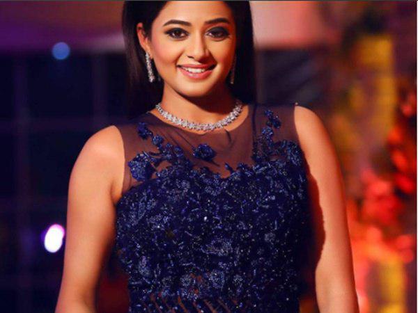 പ്രണയം തുന്നിയ ഗൗണ്‍