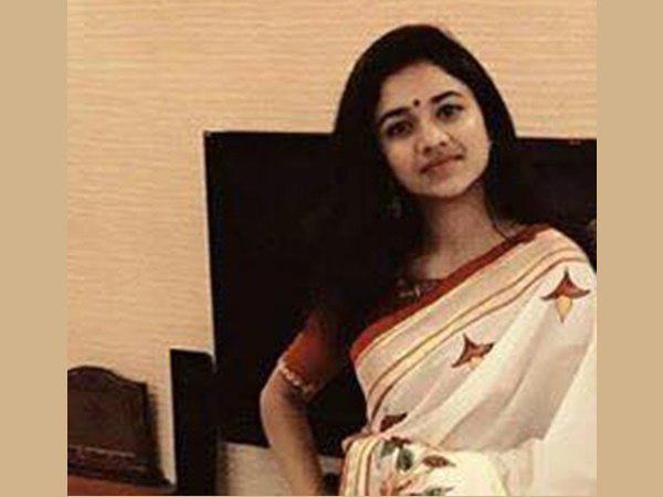 സാരിയില്‍ സുന്ദരിയായി മീനാക്ഷി