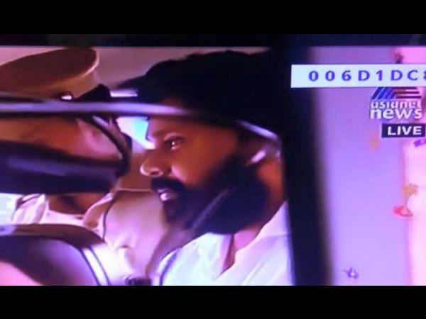 വീട്ടിൽ ബന്ധുക്കൾ മാത്രം