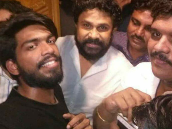 ആരാധകര്‍ക്കൊപ്പം