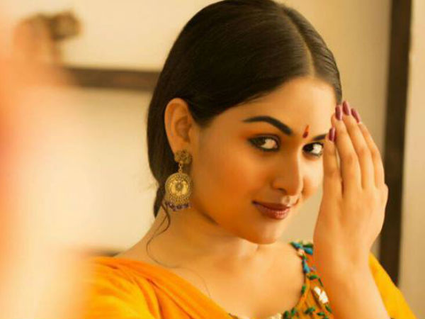 വ്യത്യസ്ത വേഷങ്ങള്