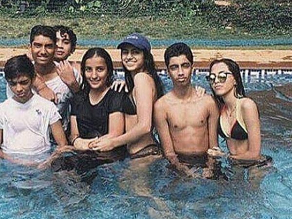 സഹോദരിക്കും സുഹൃത്തുക്കള്‍ക്കുമൊപ്പം