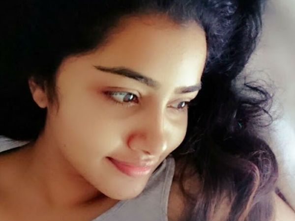 മേക്കപ്പ് ഇല്ലാതെ