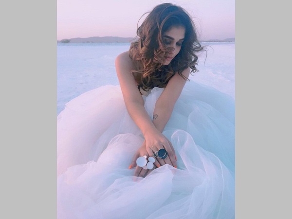  വെള്ളയുടുപ്പില്‍ അതീവ സുന്ദരിയായി നയന്‍സ്